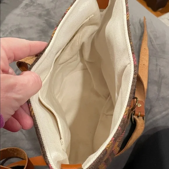 Chic Plaid Crossbody Bag with Leather Accents - Picture 4 of 7